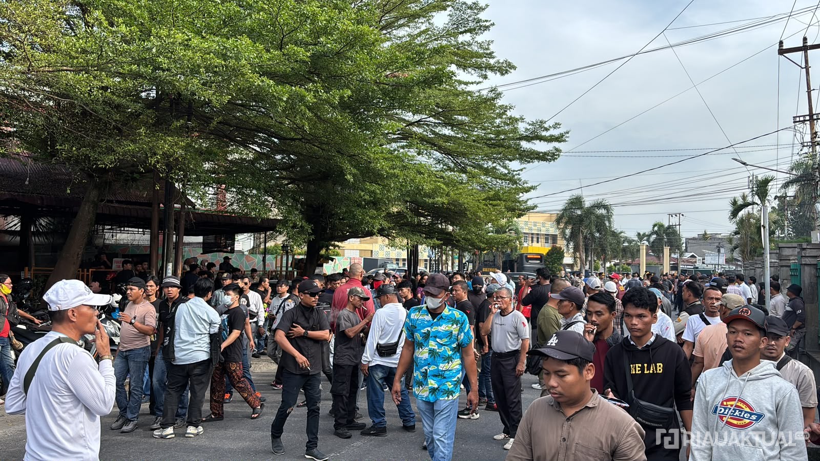 Jelang Sidang Abdul Wahid, Massa dari Berbagai Elemen Datangi PN Pekanbaru