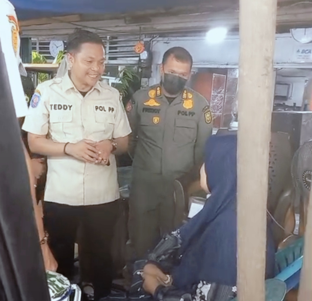 Satpol PP Riau Tertibkan Penjual Perabot yang Gunakan Bahu Jalan