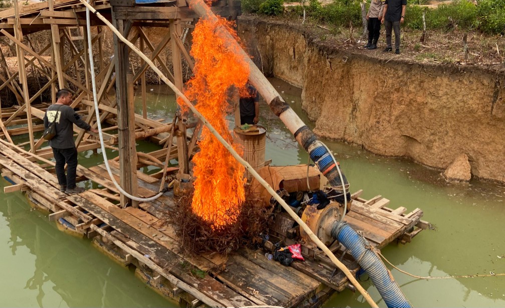 Polsek Kuantan Hilir Musnahkan Lima Rakit PETI di Dua Desa