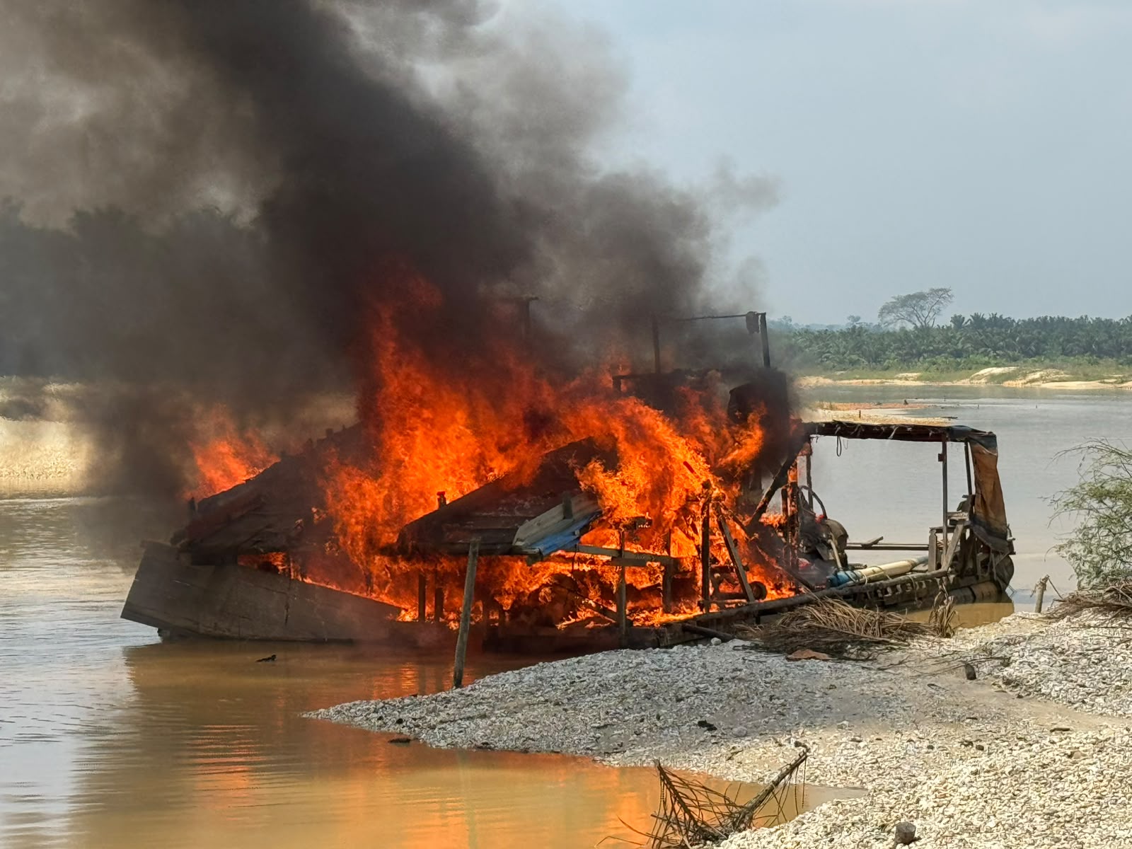 Empat Rakit PETI Dibakar Polisi di Kuansing