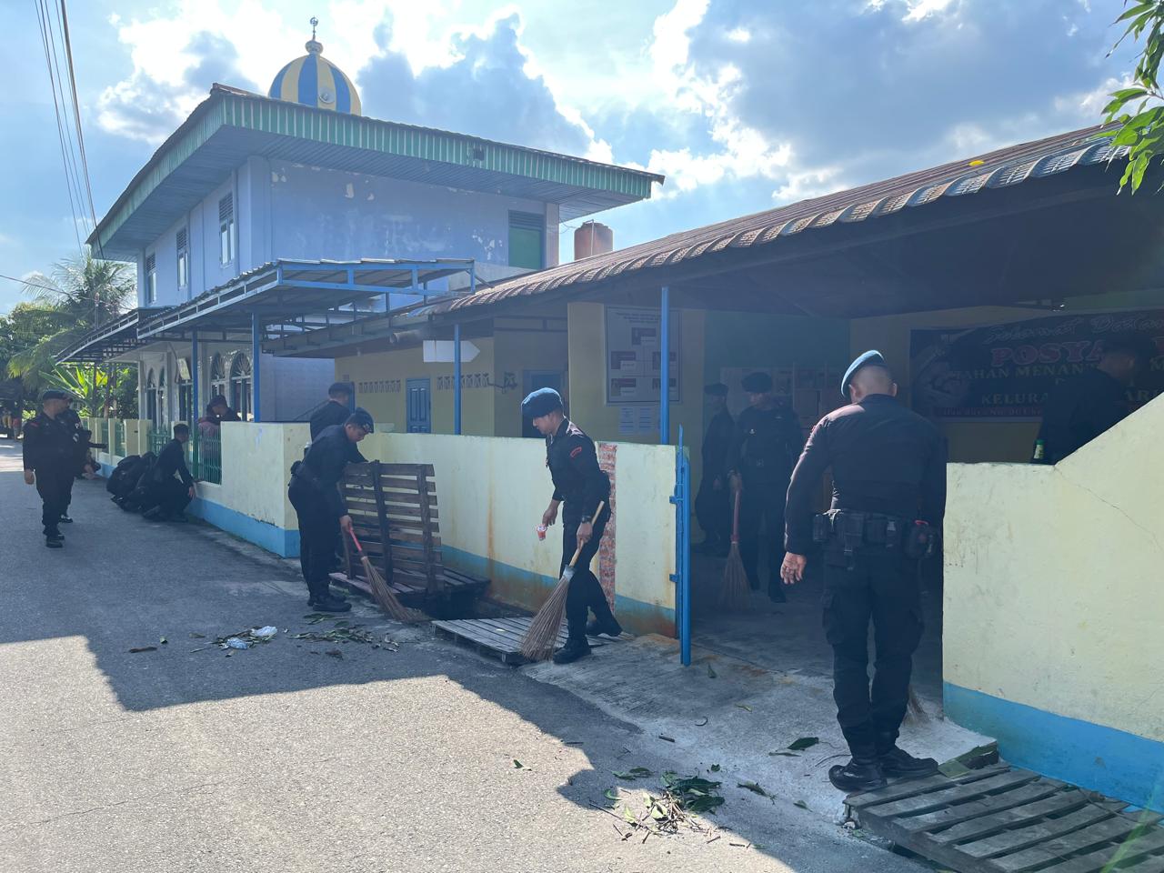 Bakti Religi Sambut HUT Bhayangkara ke-80, Personel Brimob Polda Riau Bersihkan Musholla Al-Fitrah