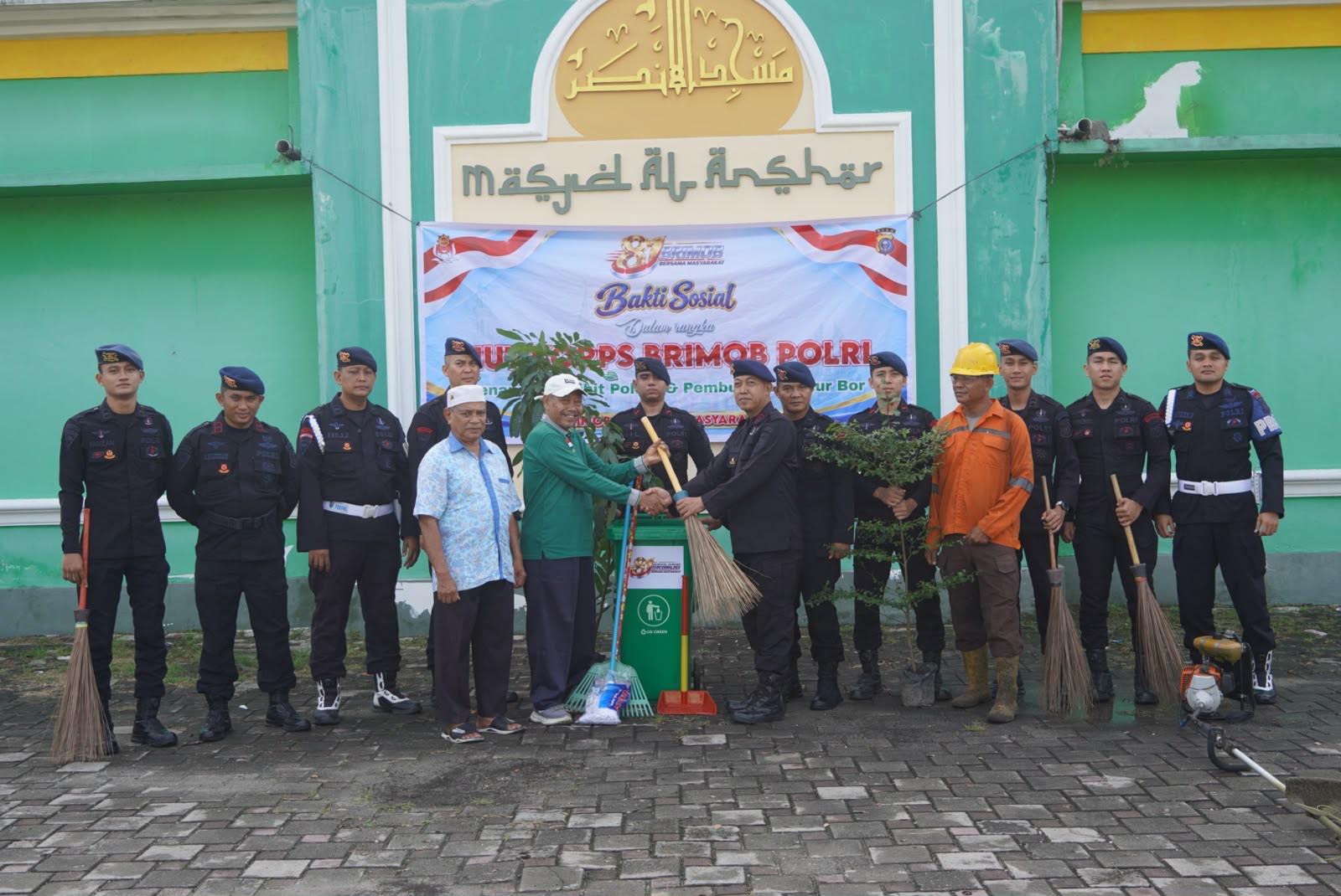 Sambut HUT ke-81 Brimob, Personel Polda Riau Bersihkan Masjid dan Tanam Pohon