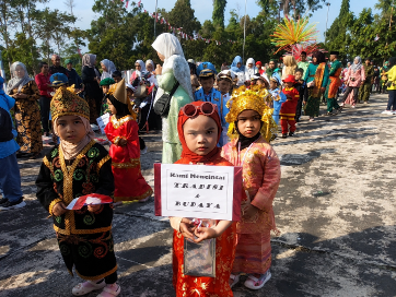 Ribuan Siswa dan Warga Serbu Rumah Dinas Bupati Siak Usai Karnaval HUT ke-81 RI