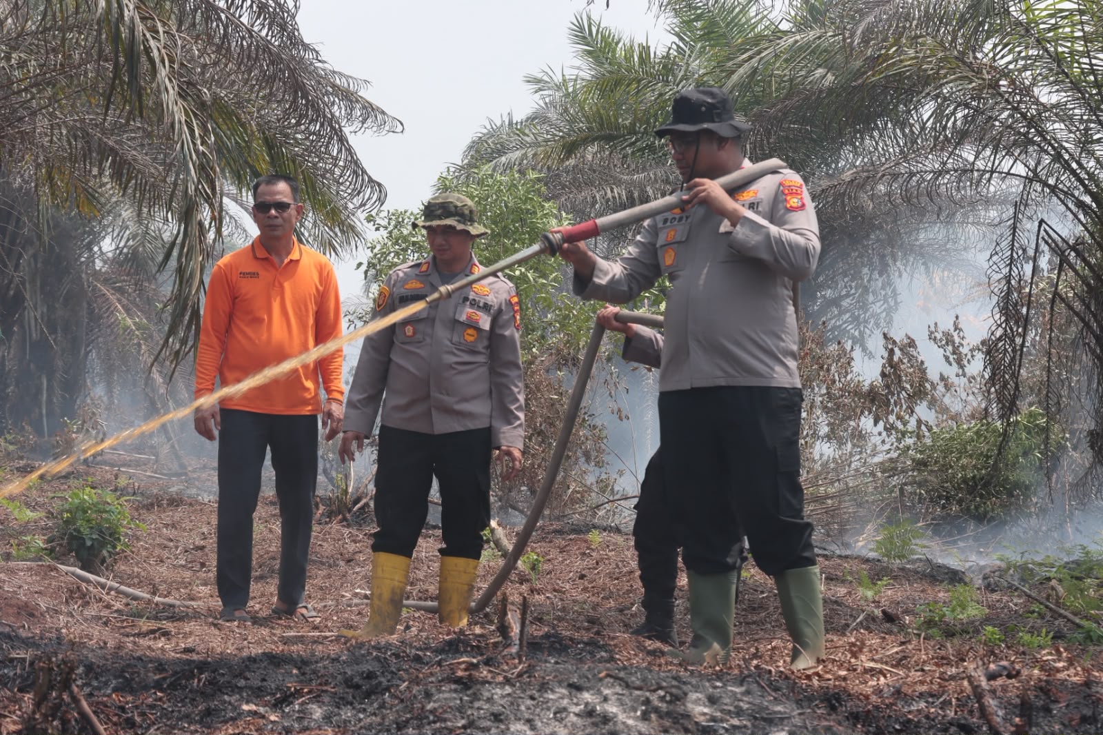 10 Hektare Lahan Gambut di Kualu Nenas Terbakar, Kapolres Kampar Turun Langsung Padamkan Api