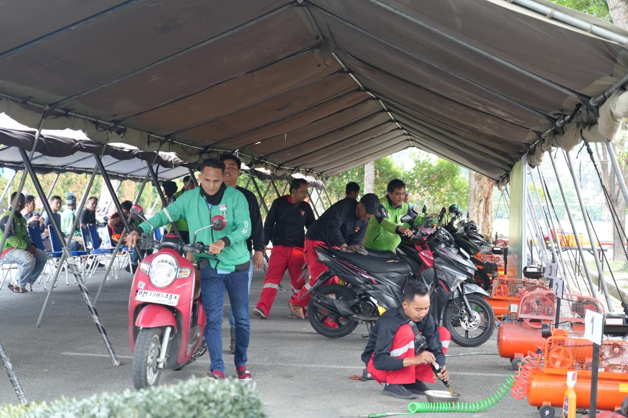 Jelang Lebaran, Brimob Riau Servis Motor Ojol Gratis