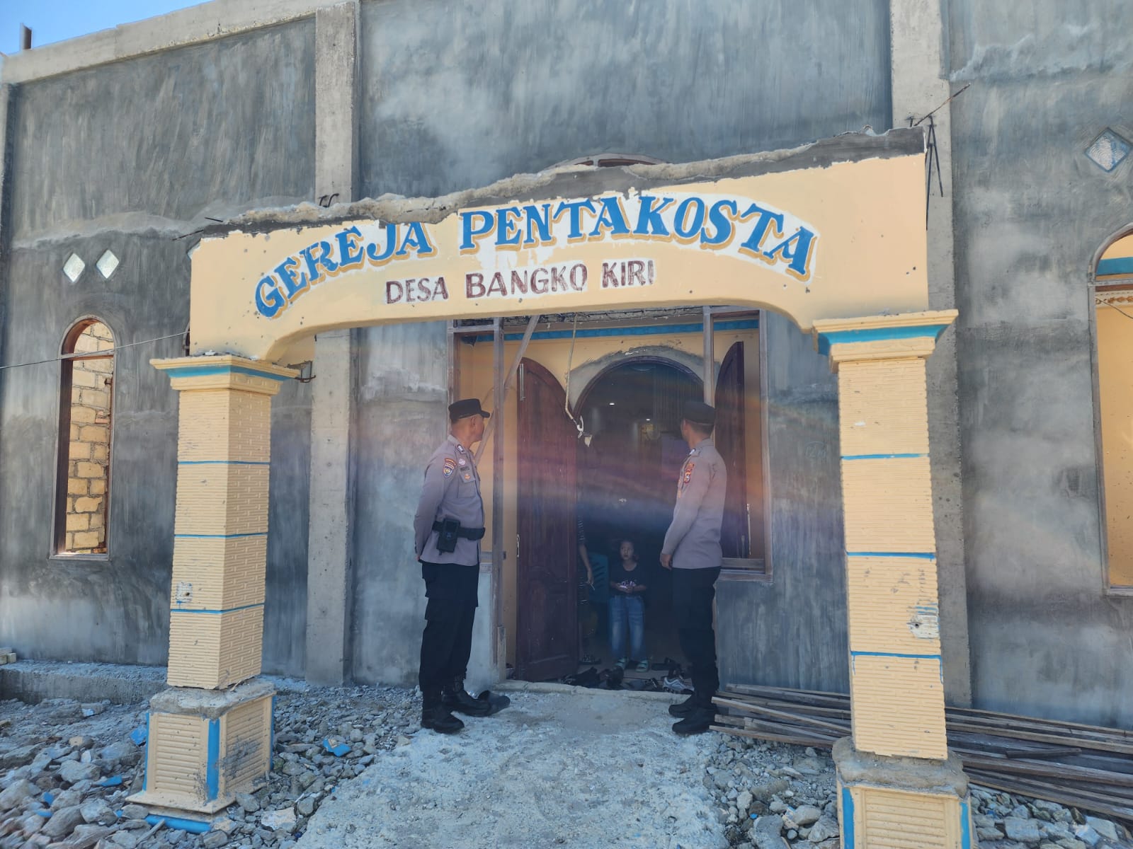 Cegah C3 Saat Ibadah, Personel Polsek Bangko Pusako Amankan Gereja Pentakosta