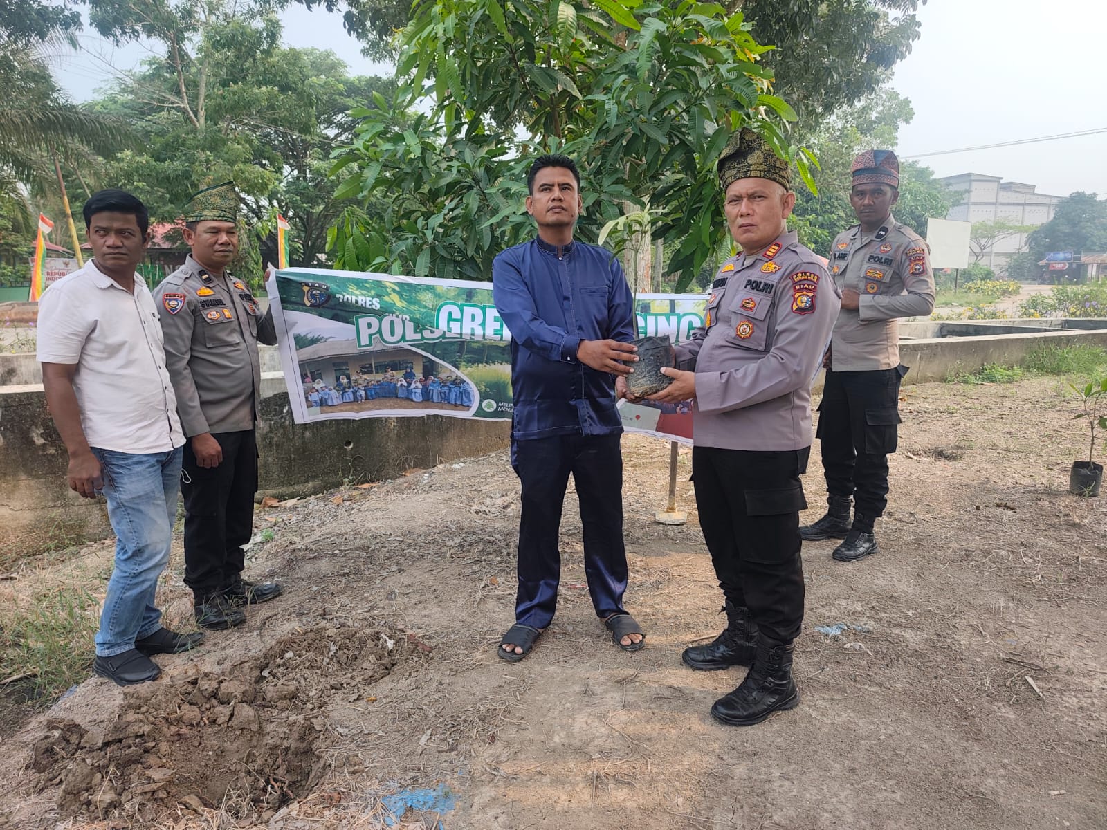 Green Policing Kapolda Riau Disosialisasikan di Rohil, Polisi Ajak Warga Peduli Lingkungan
