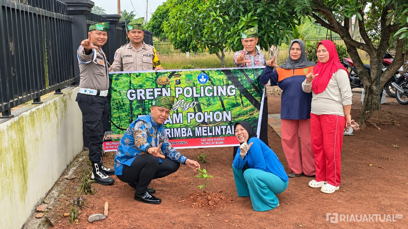 Green Policing, Kapolsek Rimba Melintang Tanam 20 Pohon Mahoni Bersama Warga Rohil
