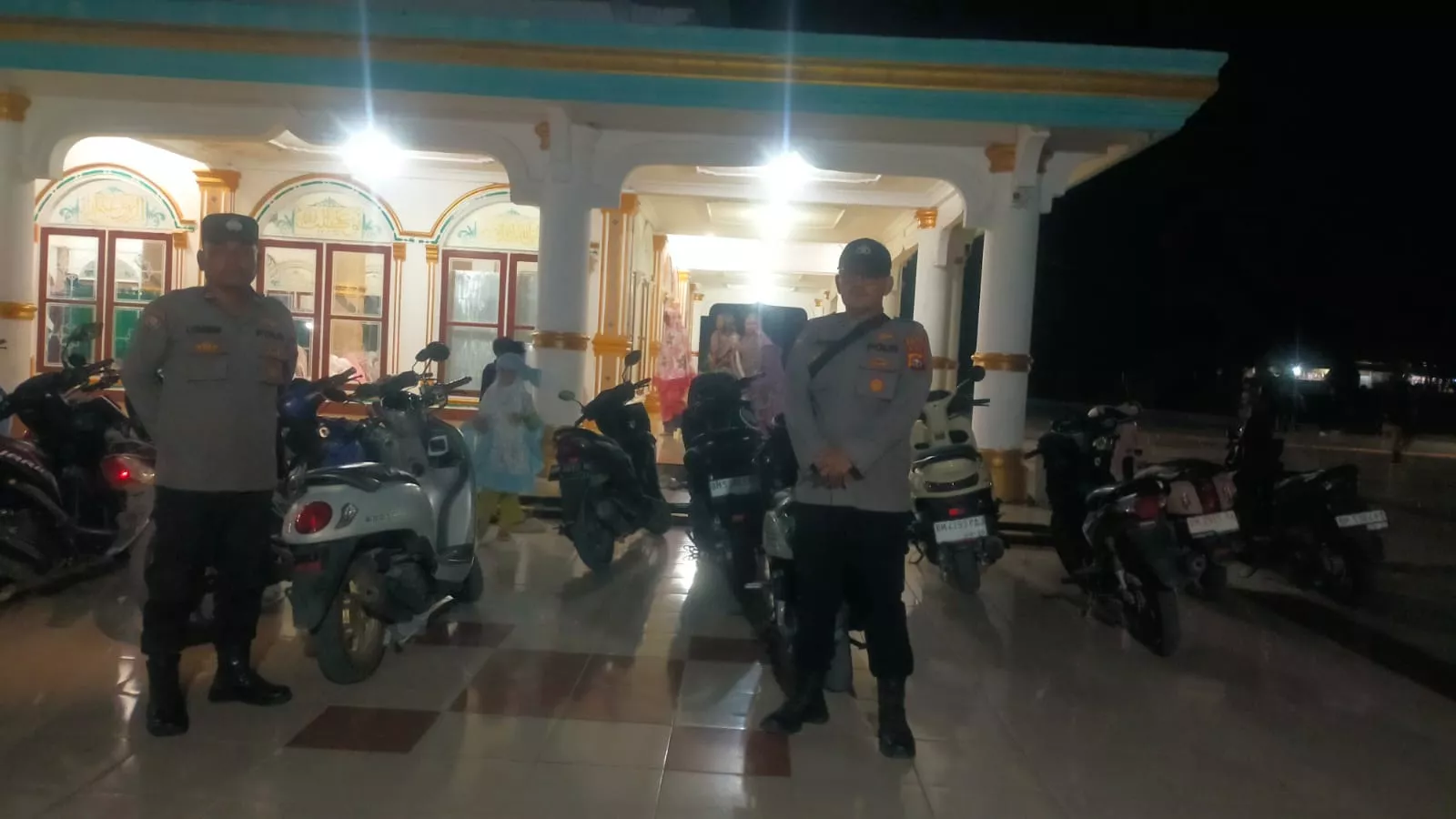 Ramadhan Makin Khusyuk, Polisi Pengamanan Salat Isya dan Tarawih di Bangko Pusako