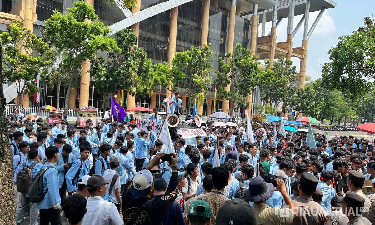 Mahasiswa Unri Gelar Aksi Unjuk Rasa di Kantor Gubernur