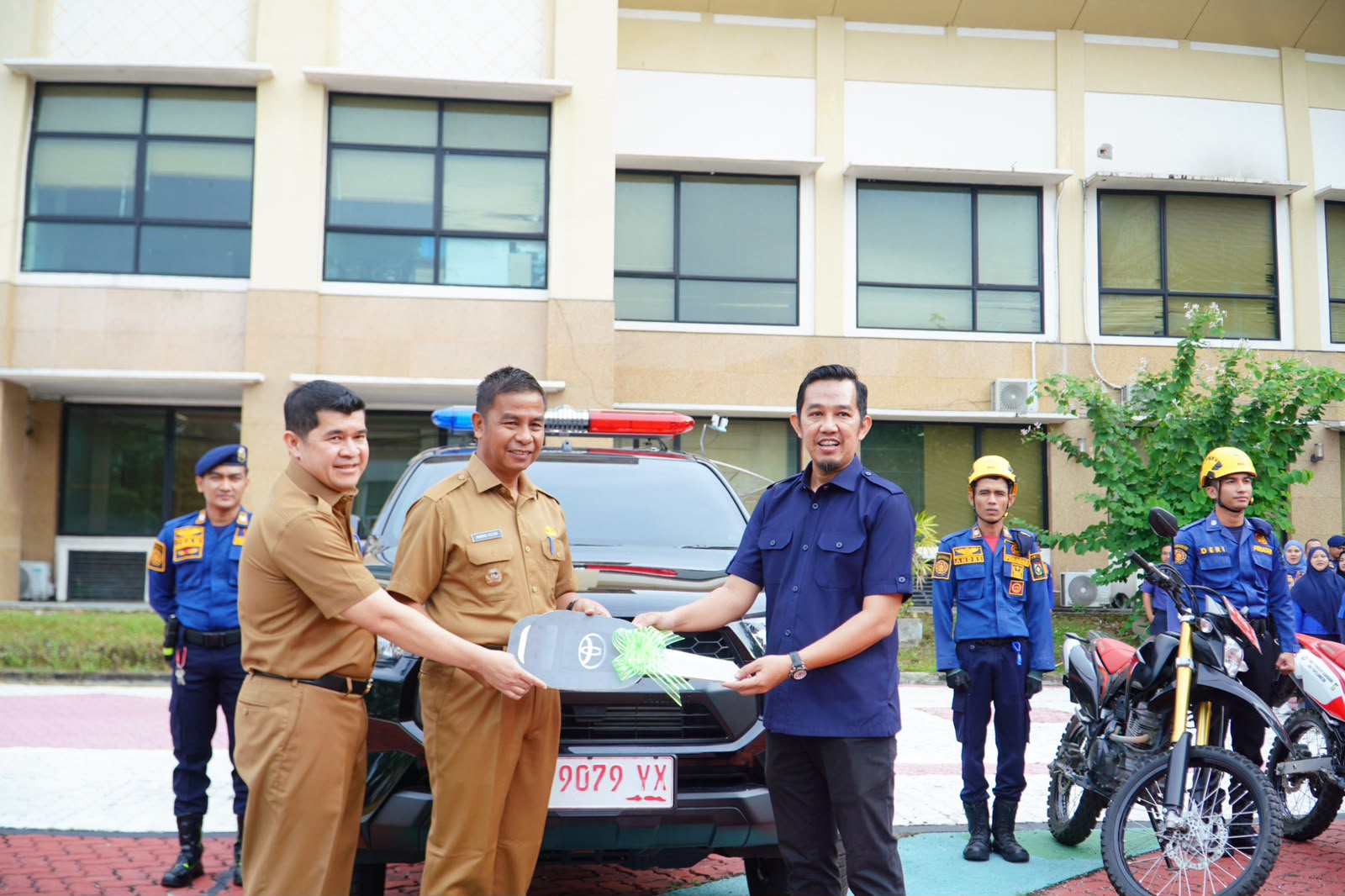 Perkuat Layanan Darurat, Bupati Kampar Serahkan Mobil Rescue untuk Damkar