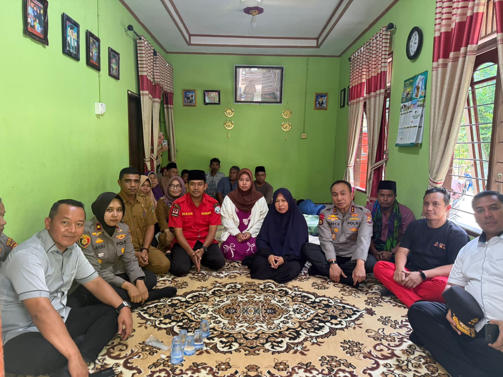 Kapolda Riau Melayat ke Rumah Duka Petugas Manggala Agni Gugur Saat Padamkan Karhutla