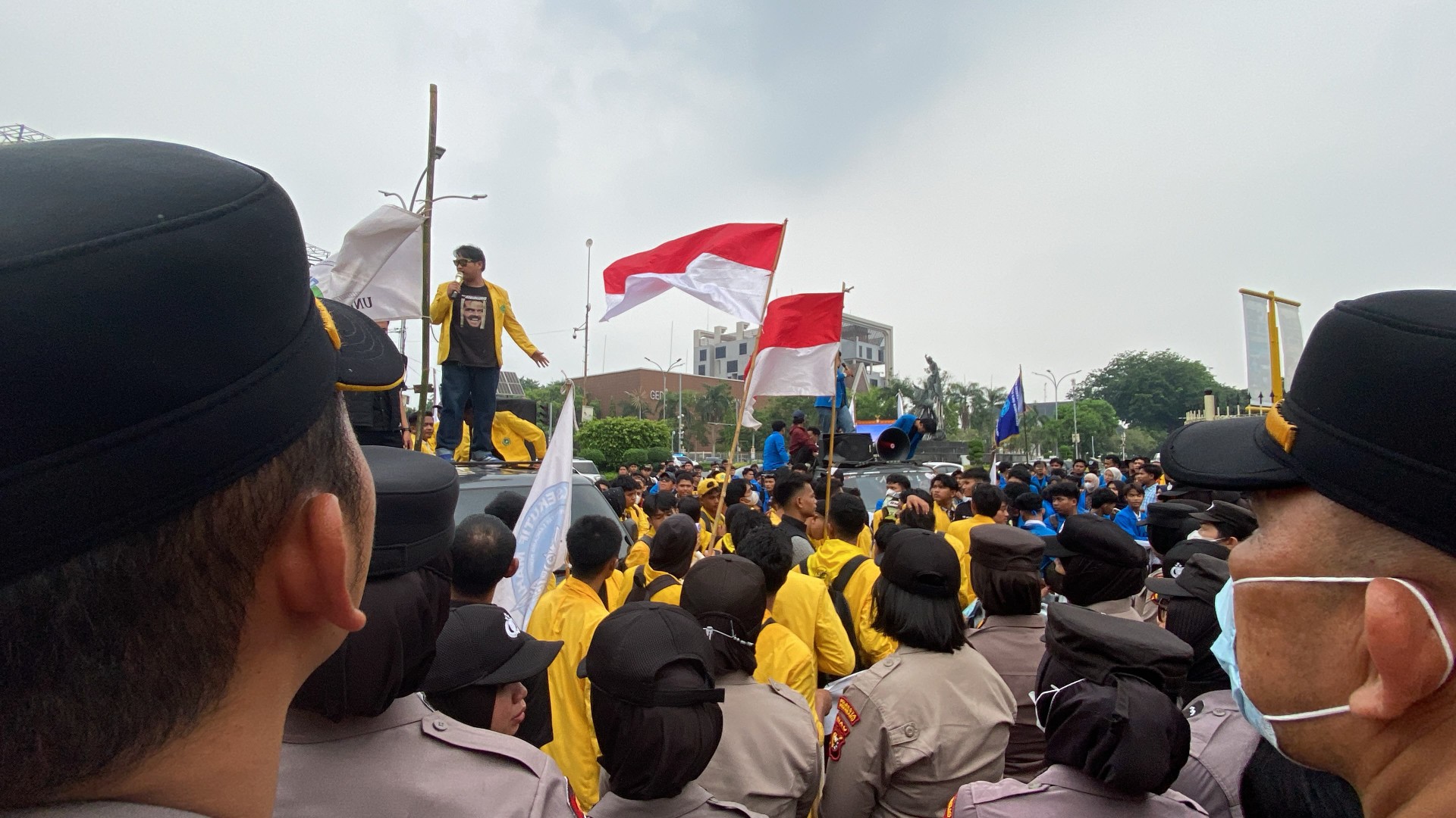Mahasiswa Unilak Baca Puisi Saat Demo di Kantor Gubernur Riau