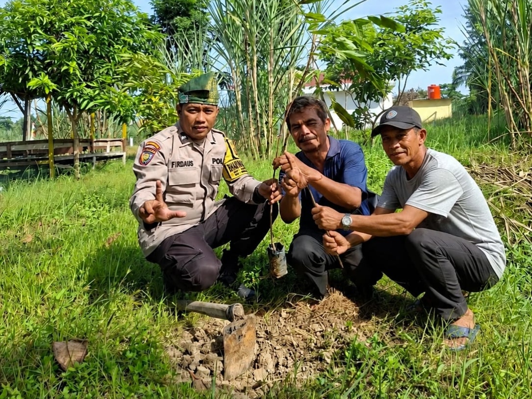 Polsek Rimba Melintang Green Policing di Lenggadai Hilir Rohil, Tanam Dua Pohon Rambutan dengan Warga