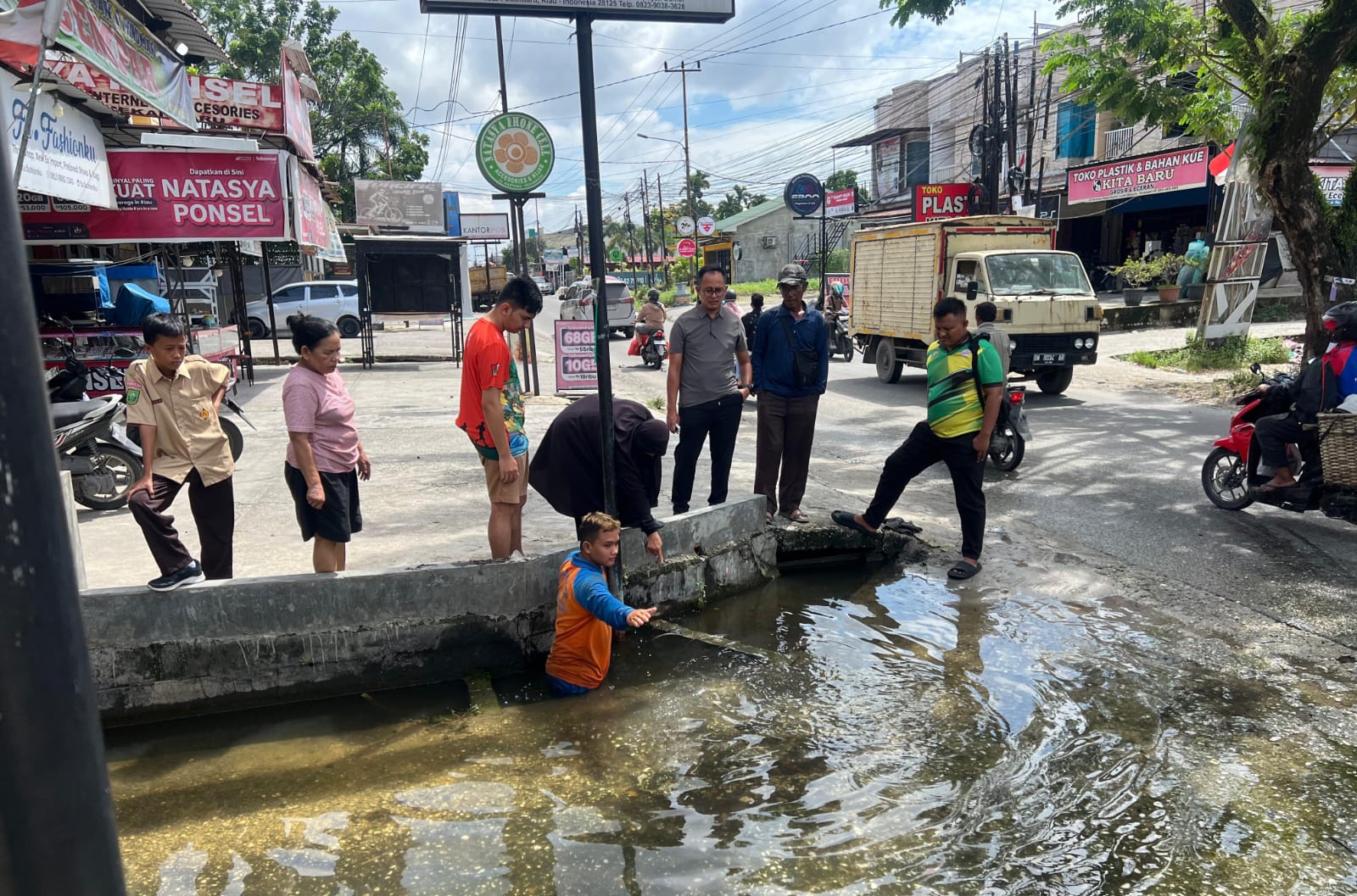Lurah Maharatu dan Pasukan Kuning Diterjunkan Jinakkan Drainase Sumbat