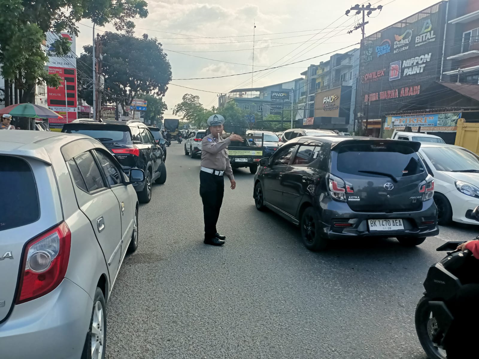 Antrean BBM Mengular, Polisi Siaga di SPBU Pekanbaru