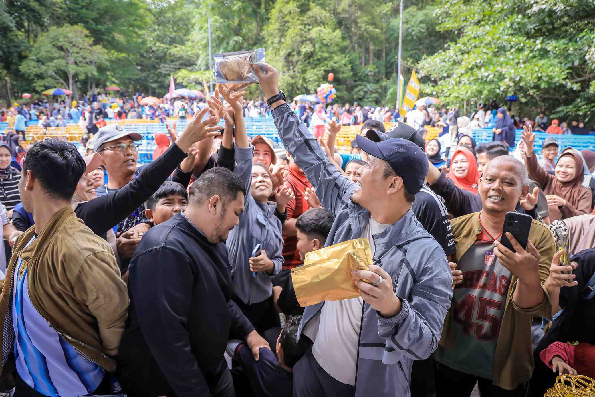 Wako Agung dan Ribuan Warga Susuri Danau Bandar Kayangan dalam Jalan Sehat HUT ke-242 Pekanbaru