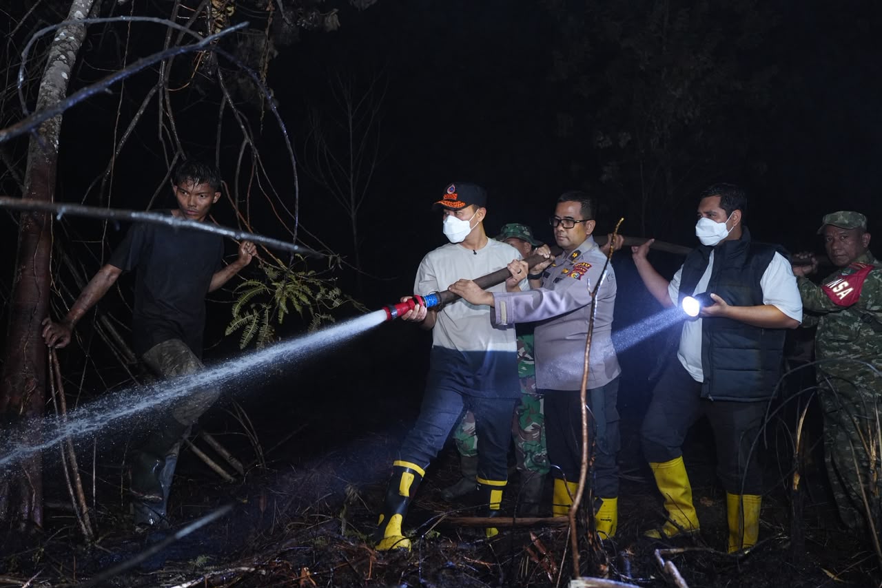 Agung Nugroho Turun Langsung Padamkan Karhutla 5 Hektare di Tenayan Raya
