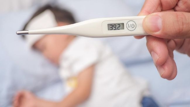 Bayi Demam Tinggi Jangan Dikompres Pakai Air Es, Ini Penjelasan Dokter