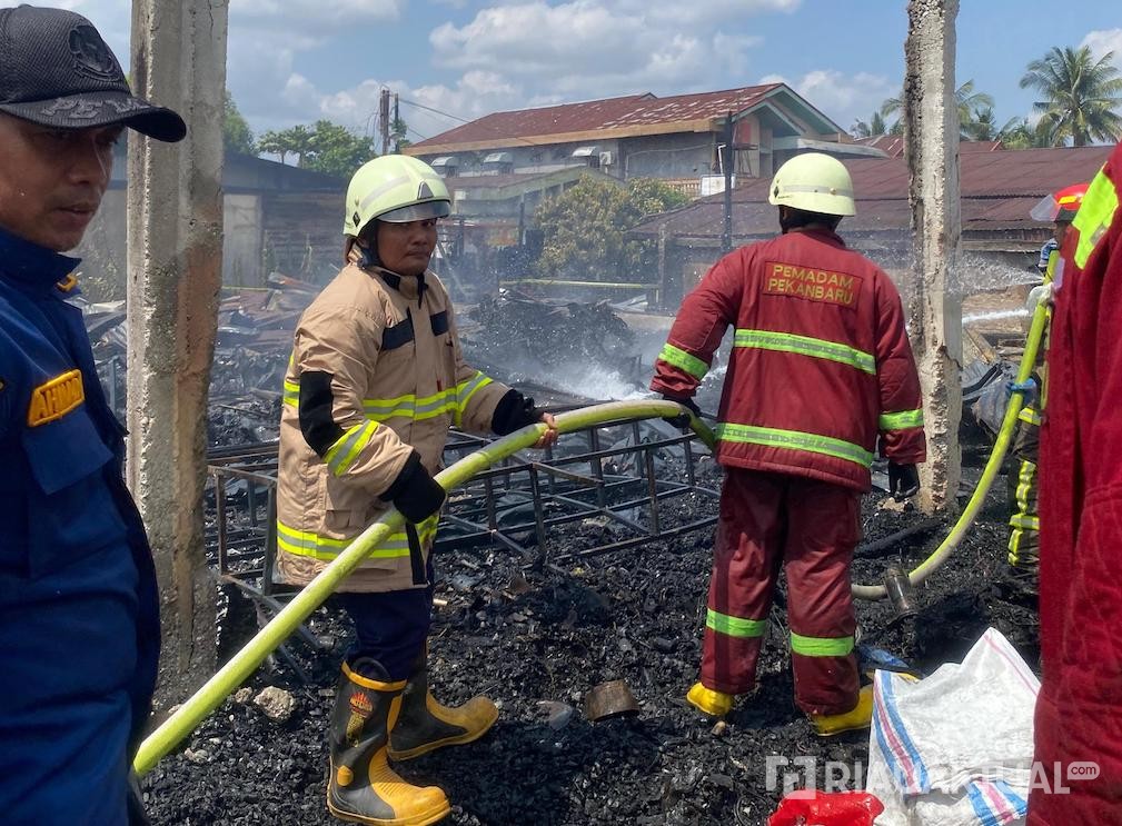 Delapan Kios di Jalan HR Soebrantas Pekanbaru Ludes Terbakar