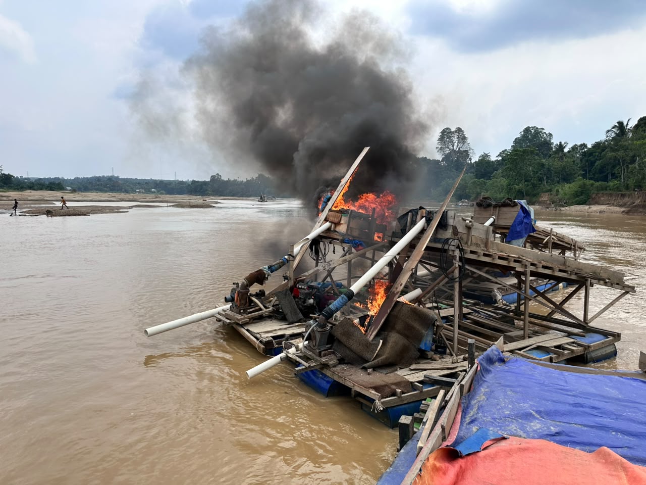 Polri-TNI Musnahkan 48 Rakit PETI di Sungai Kuantan Kuansing