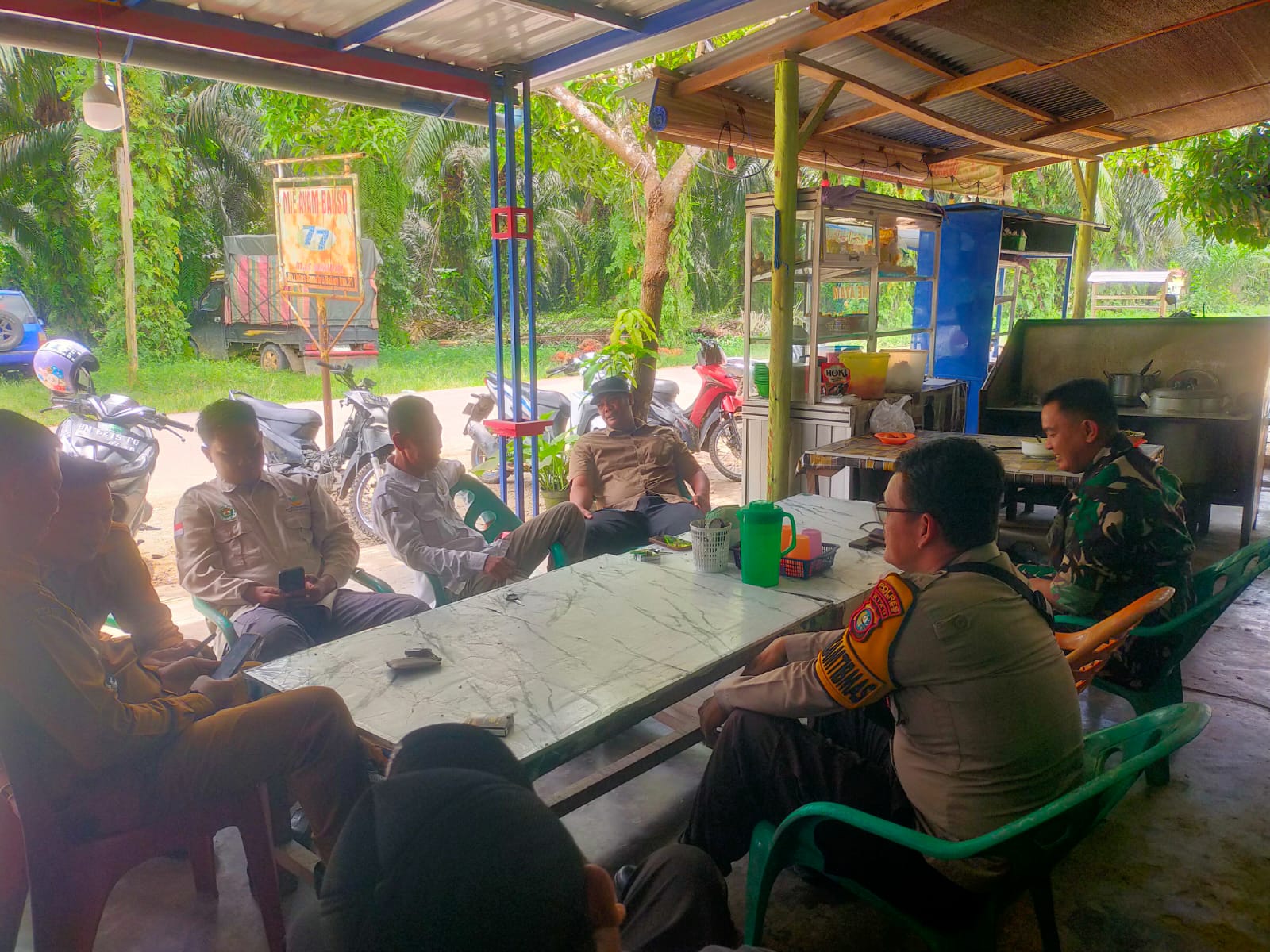 Bhabinkamtibmas di Rohil Sambangi Warga, Ajak Jaga Situasi Tetap Kondusif