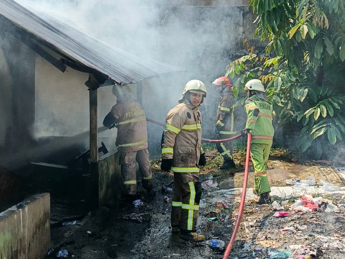 Rumah Petak dan Mobil Terbakar di Marpoyan Damai Pekanbaru