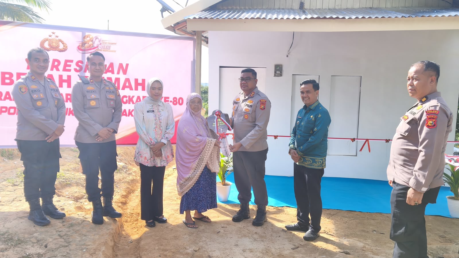 Polres Kampar Bedah Rumah Warga, Kapolres: Wujud Nyata Polri untuk Masyarakat