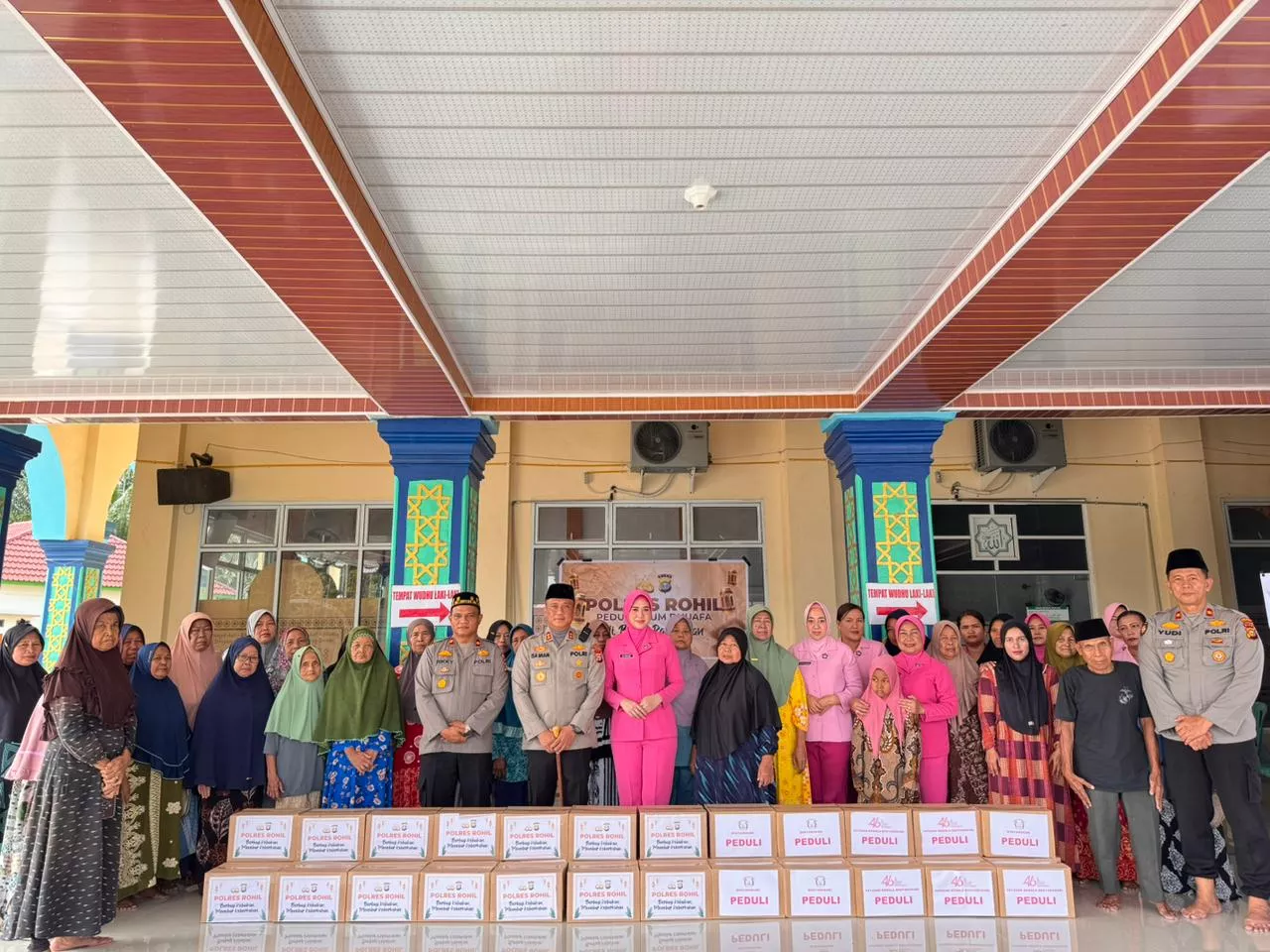 Kapolres Rohil dan Ketua Bhayangkari Salurkan 40 Paket Sembako di Tanah Putih