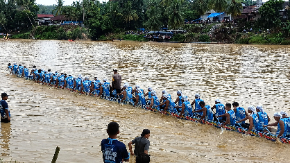 Jadi Timbo Ruang di Pacu Jalur, Bhabinkamtibmas Polsek Kuantan Mudik Pererat Kedekatan dengan Warga