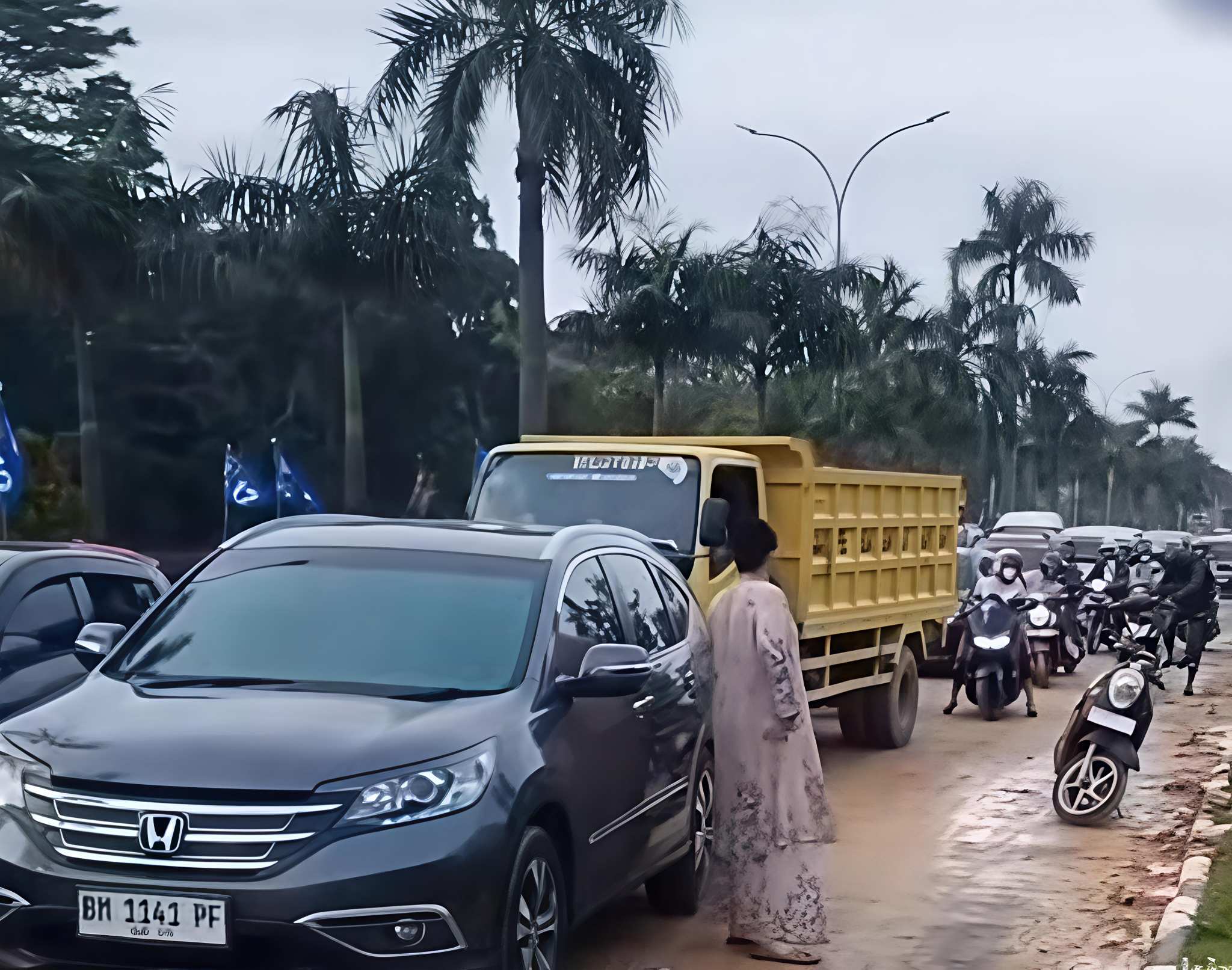 Ceceran Tanah Timbun di Sudirman Pekanbaru Buat Pemotor Celaka, Satpol PP Turun Sanksi Pemilik 