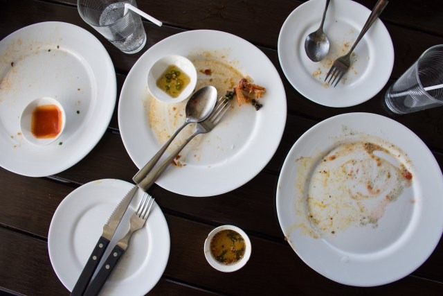 Kebiasaan Beres-beres Meja di Restoran Ternyata Gambarkan Kepribadian Ini