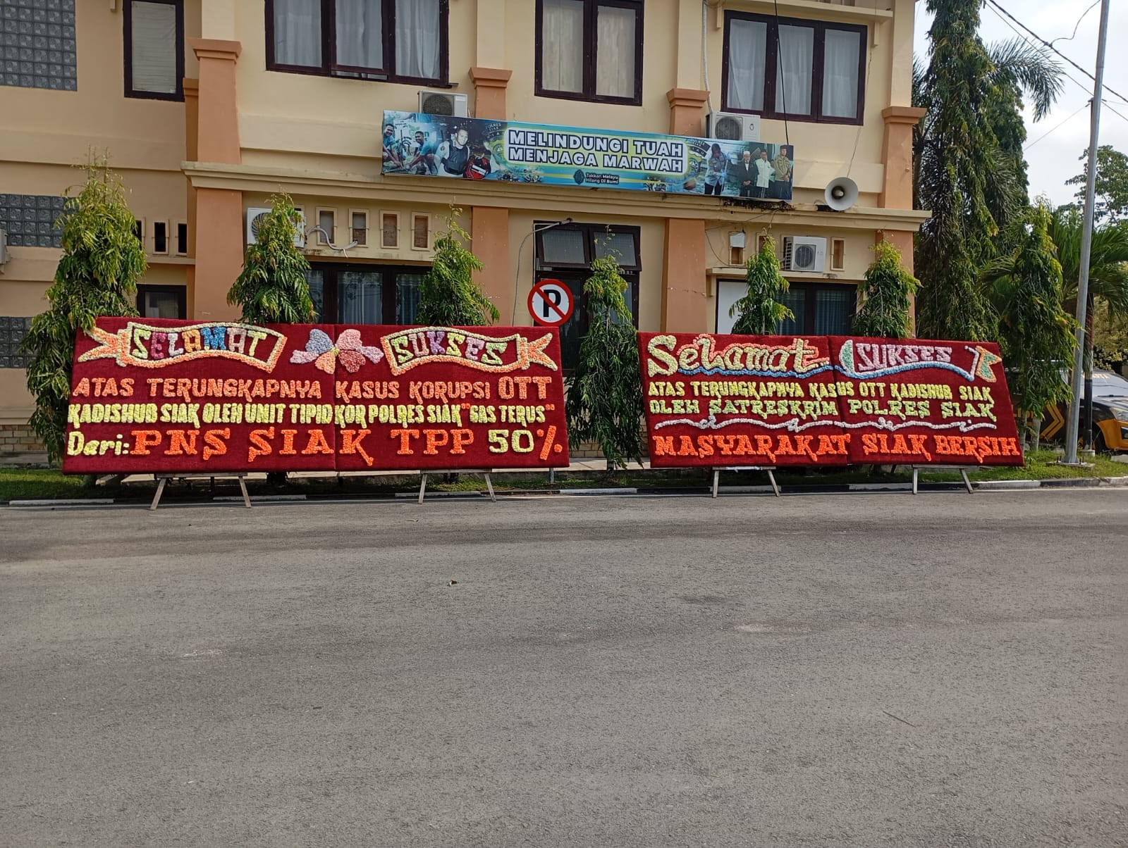 Usai Tangkap Kadishub, Mapolres Siak Dibanjiri Karangan Bunga dari Warga