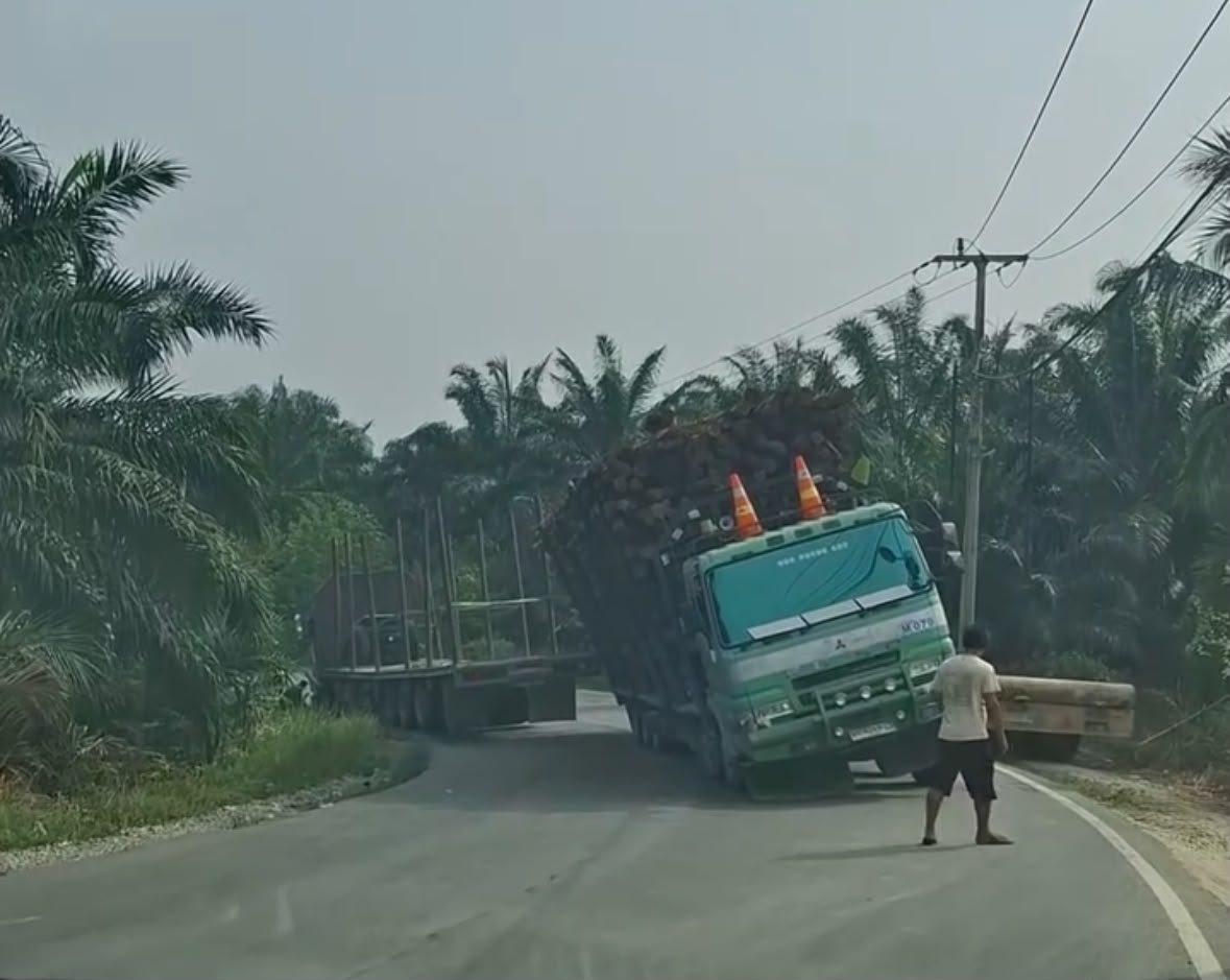 Truk Patah As Bikin Jalinsum Pekanbaru-Kandis Macet Parah