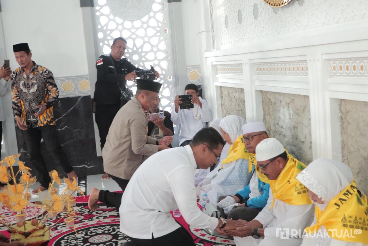 Kapolres Rohil dan Wabup Lepas Calon Jemaah Haji Panipahan
