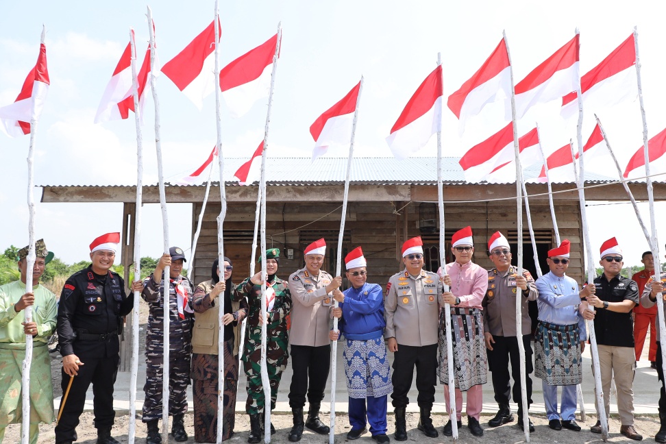 Ekspedisi Merah Putih Presisi Polda Riau Hadir di Sinaboi Rohil, Berikan Bantuan Pengobatan dan Tanam Mangrove