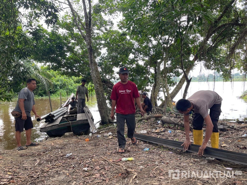 Material Jembatan Merah Putih Tiba di Pangkalan Terap Lewat Sungai Kampar