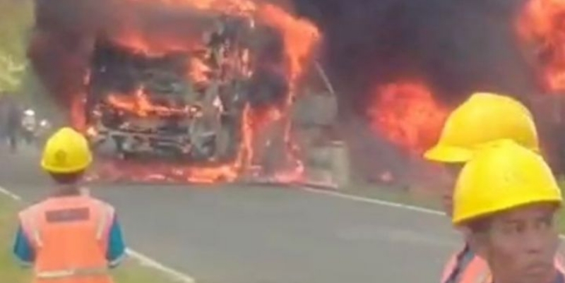 Detik-detik Mencekam Bus ALS Terbakar di Muratara, 3 Penumpang Selamat Lompat dari Jendela
