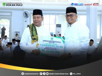 Safari Ramadan di Ujung Batu, Wabup Rohul Serahkan Bantuan untuk Warga