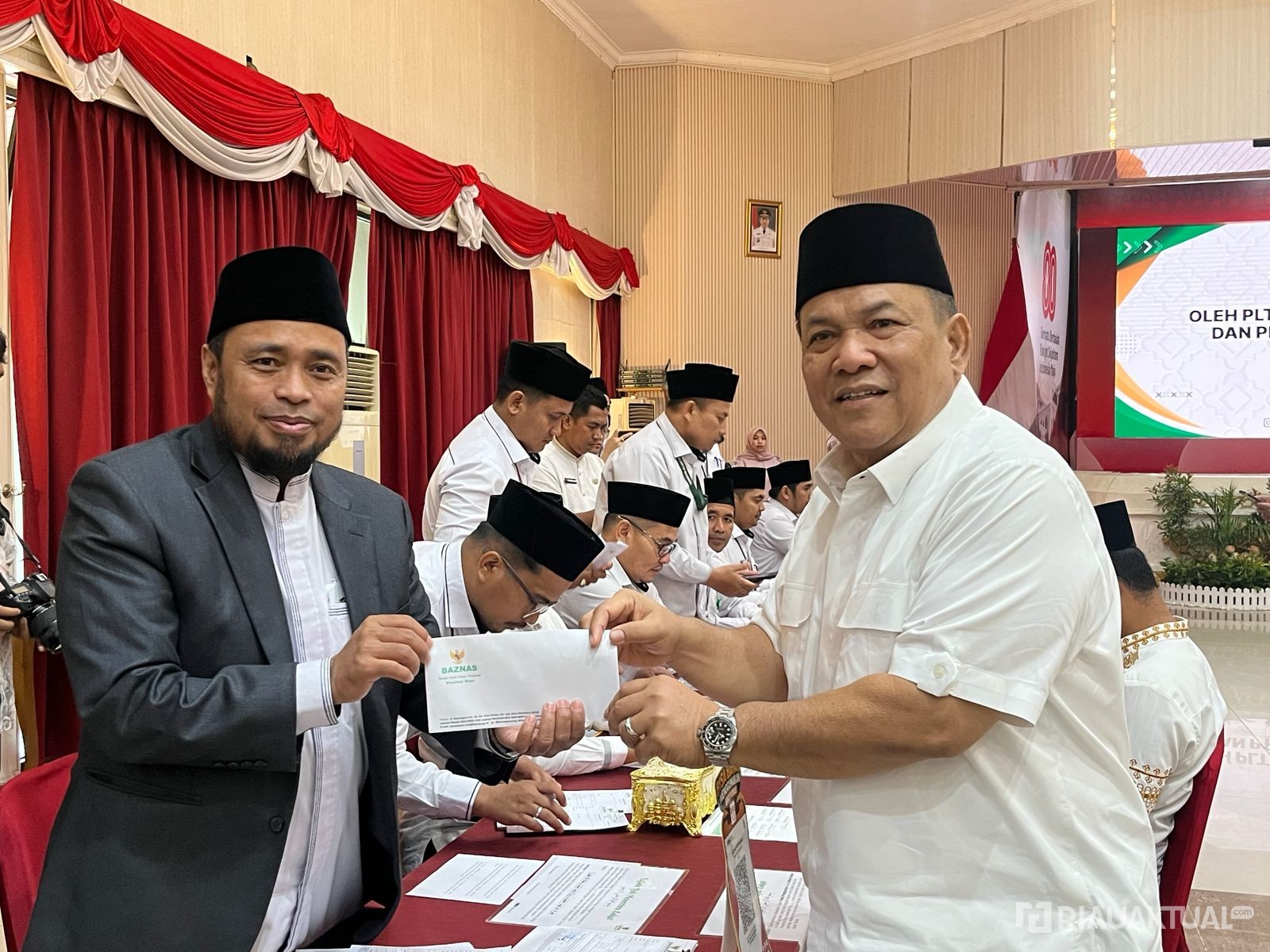 Plt Gubernur Riau Pimpin Gerakan Membayar Zakat