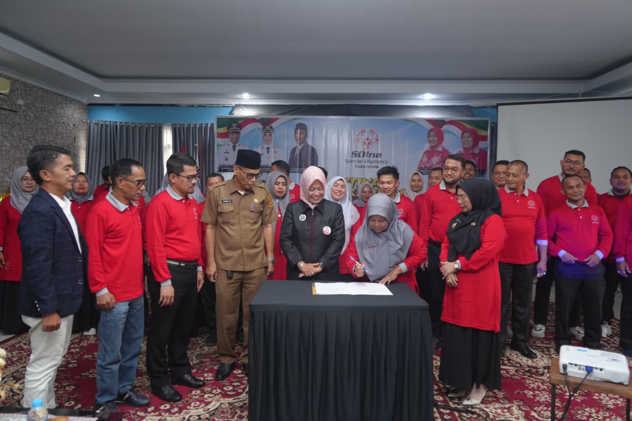 Wabup Kampar Lantik Pengurus SOIna dan Lepas Atlet PeSONas 2026