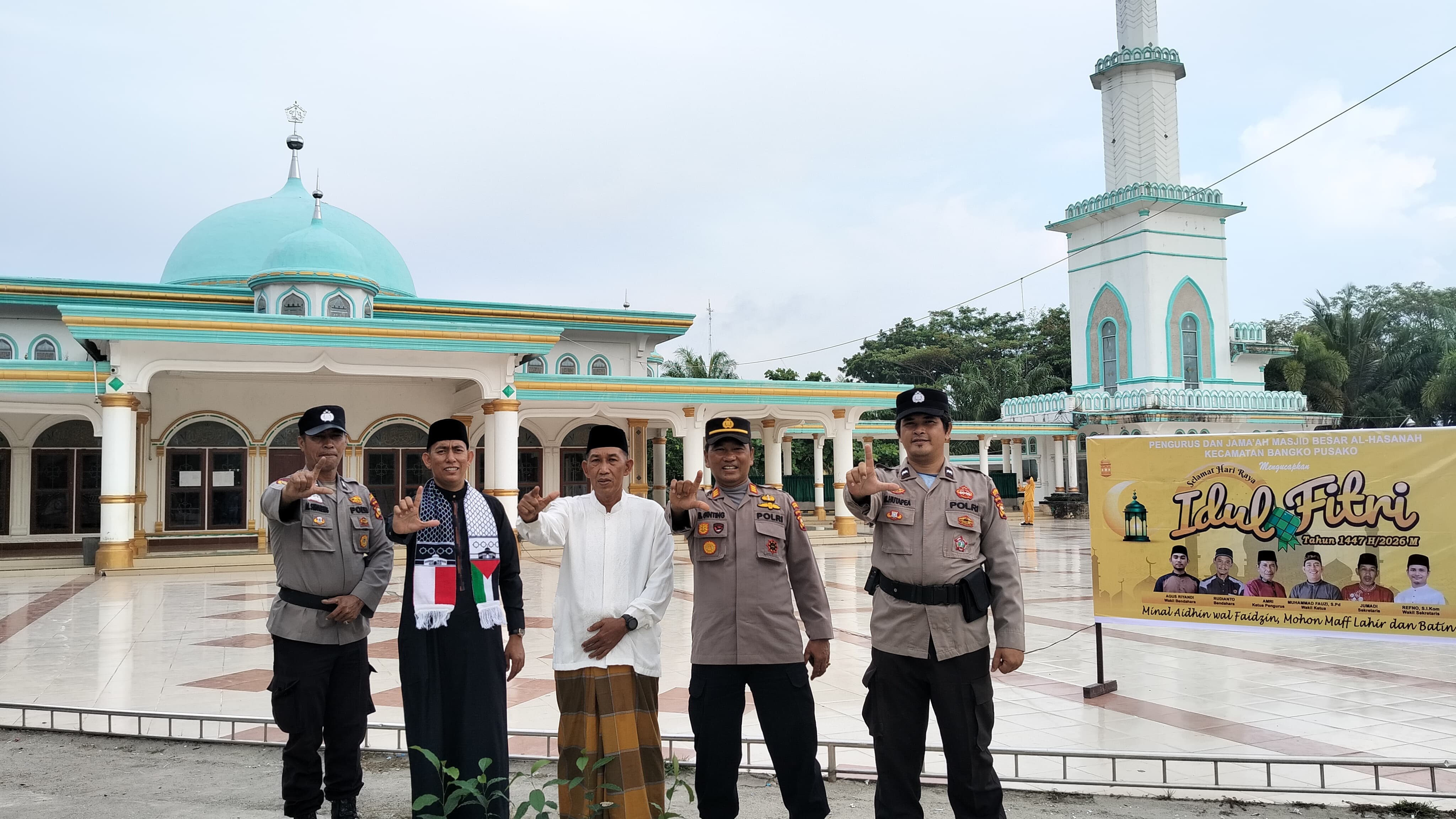 Salat Id 1447 H di Bangko Pusako Berjalan Aman, Warga Dapat Bibit Pohon dari Polisi