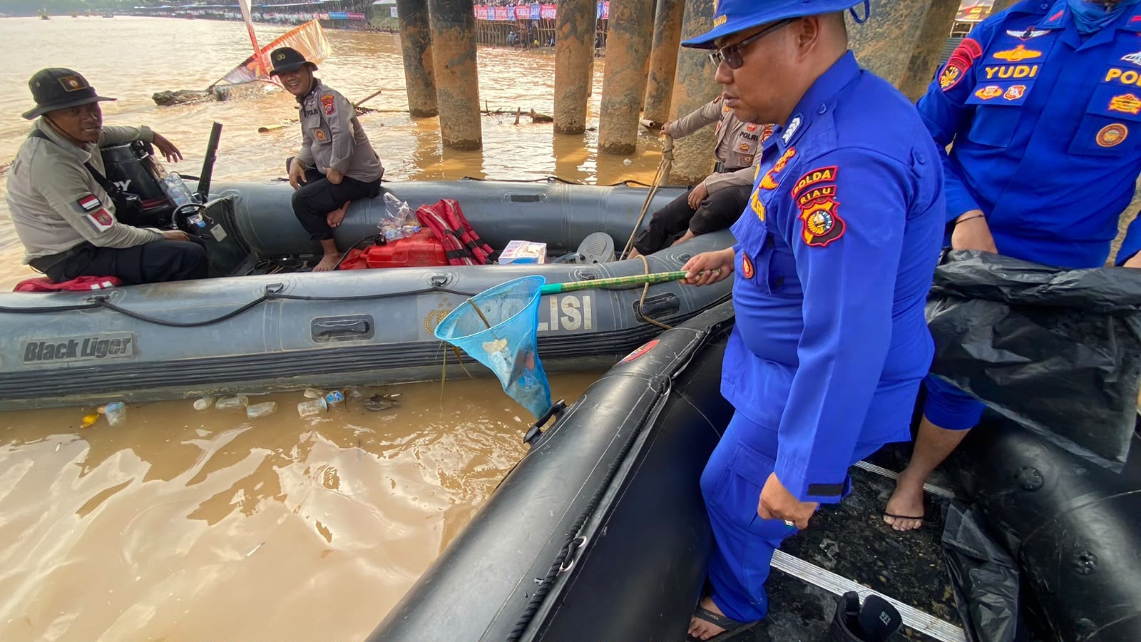 Polisi Bersihkan Sampah di Arena Pacu Jalur 2026 Kuansing Lewat Green Policing