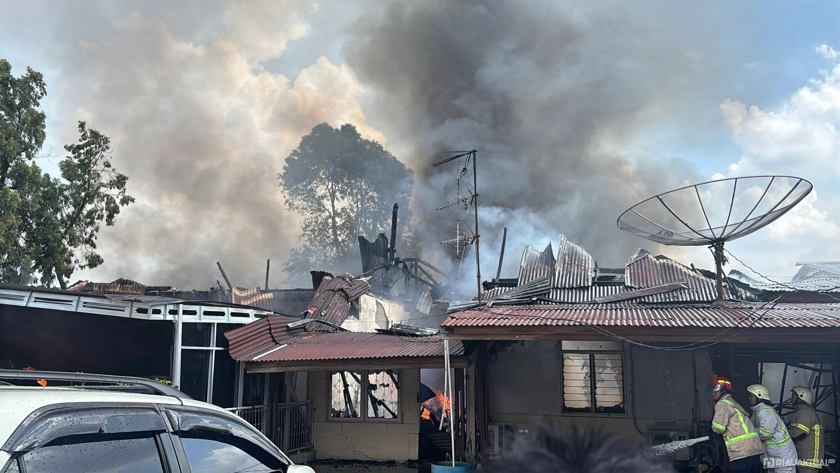 Dua Rumah di Asrama Polisi Pekanbaru Terbakar, 4 Mobil dan 6 Motor Hangus