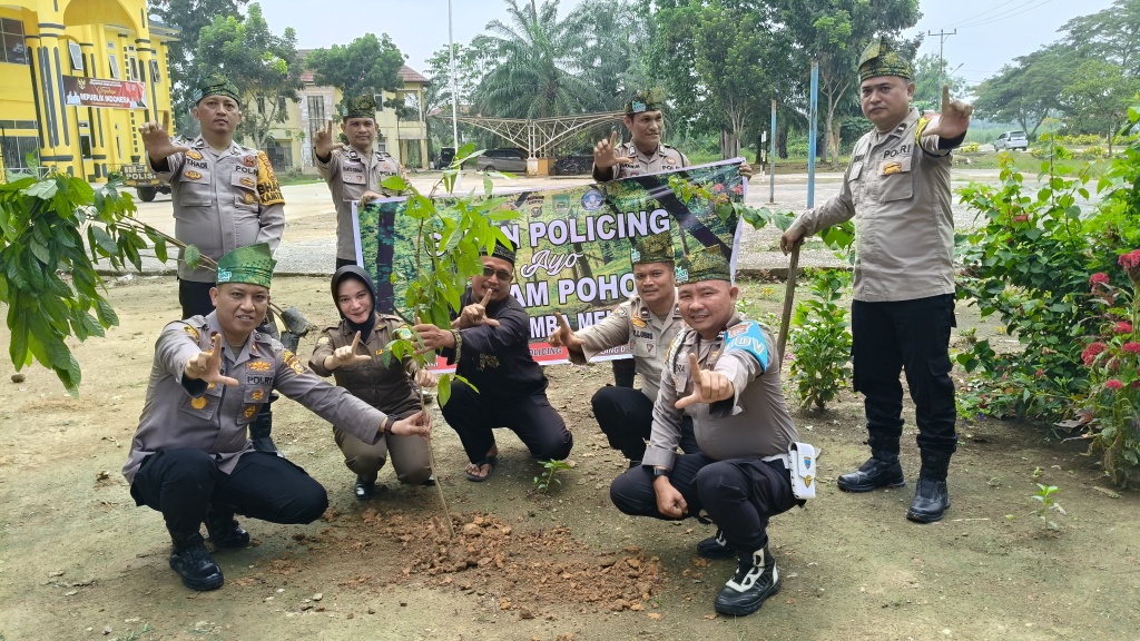 Green Policing, Kapolsek Rimba Melintang Tanam 20 Pohon Mahoni di Kantor Camat