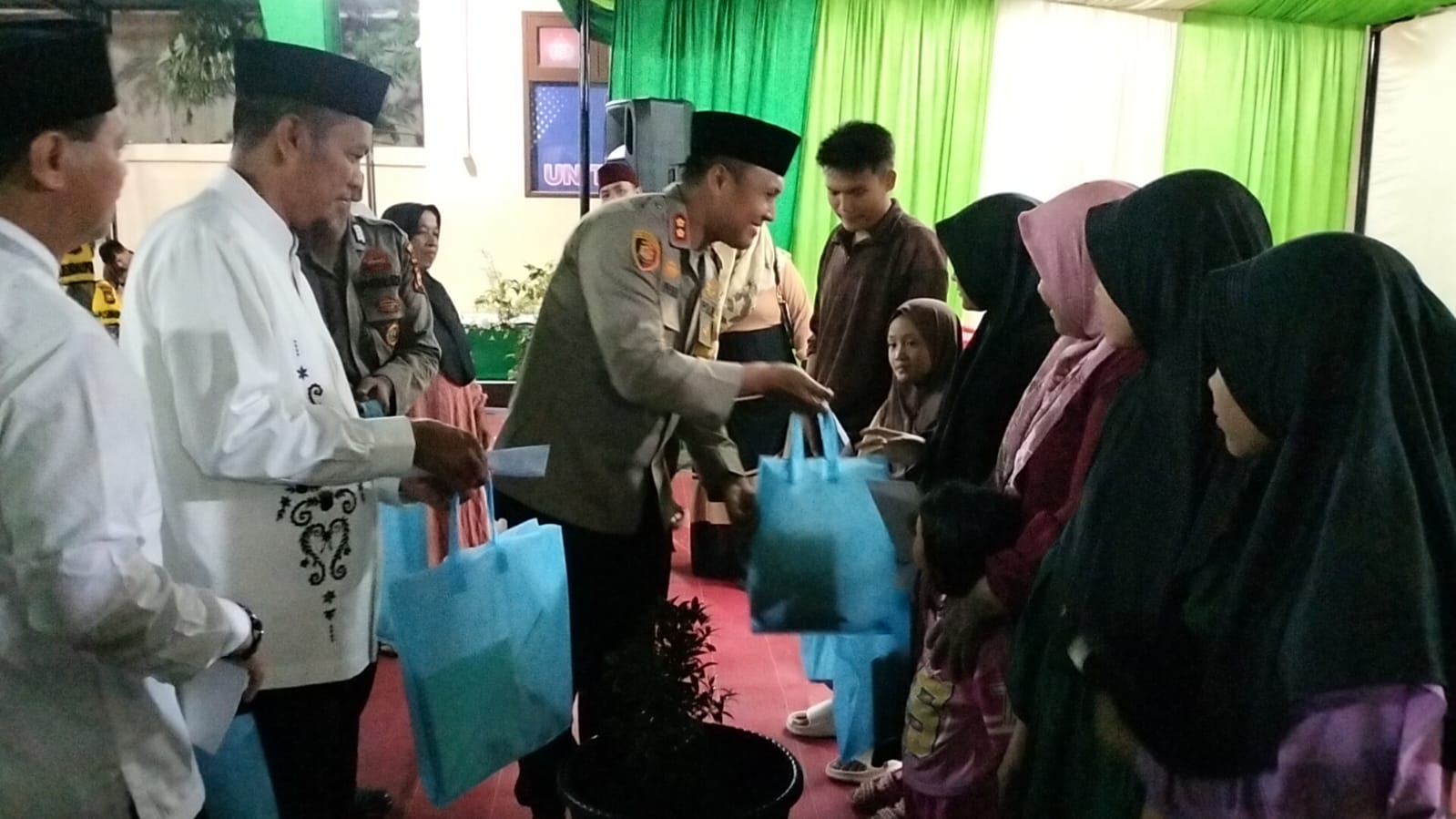Kapolres Siak dan Kapolsek Tualang Buka Puasa Bersama Anak Yatim