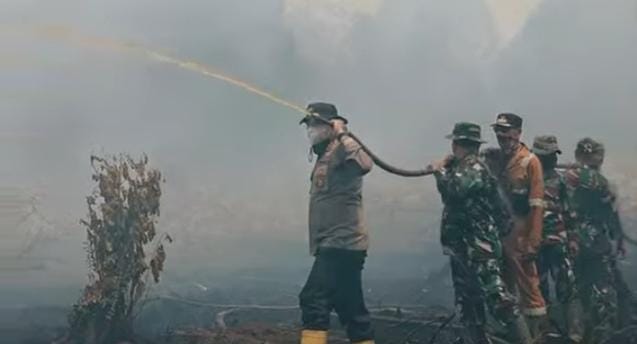 6 Hari Melawan Karhutla di Meranti, Kapolres Bertahan di Lokasi hingga Dini Hari