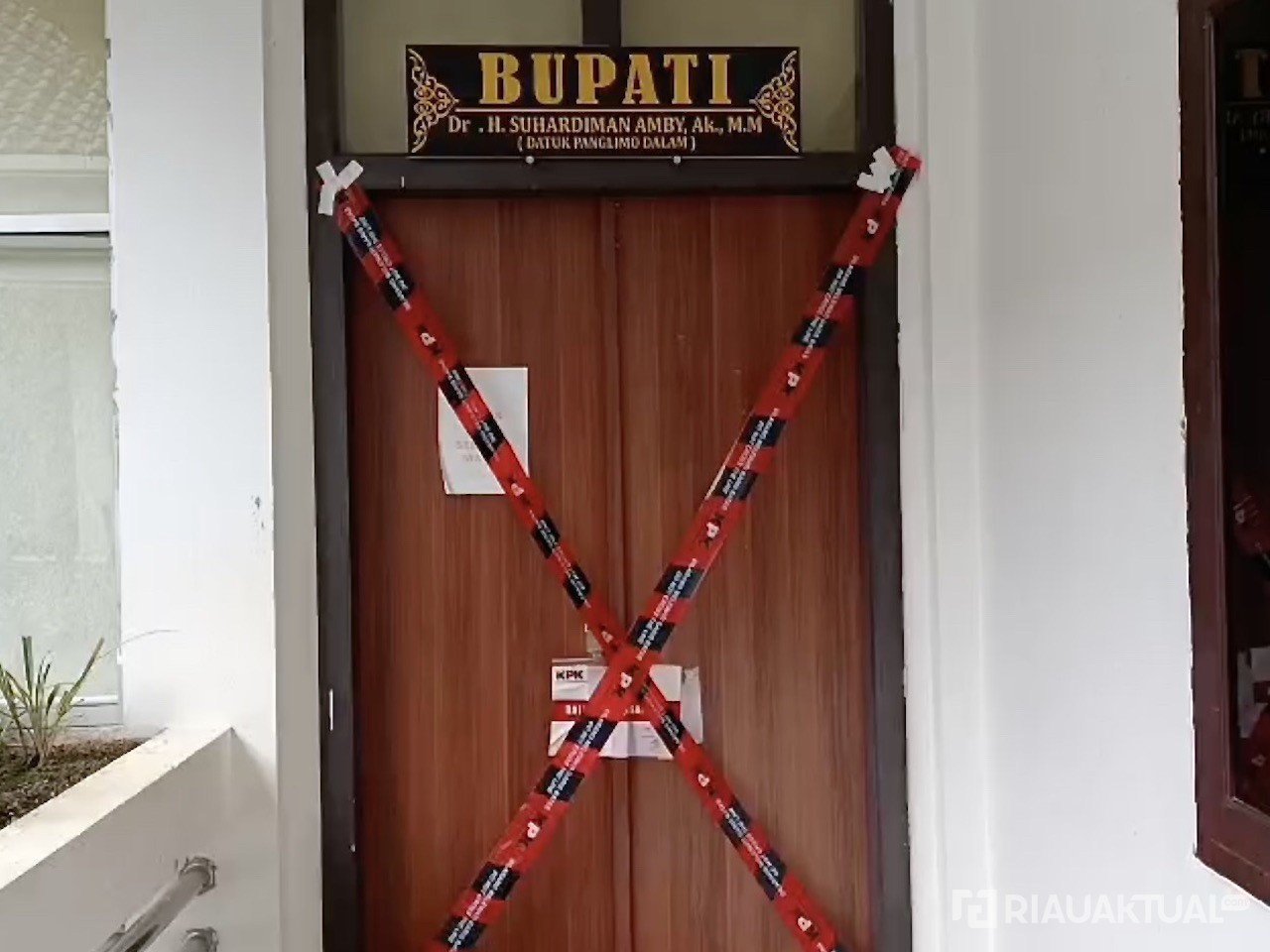 Lima Orang Dibawa KPK ke Jakarta, Bupati dan Sekda Kuansing Masih Dicari