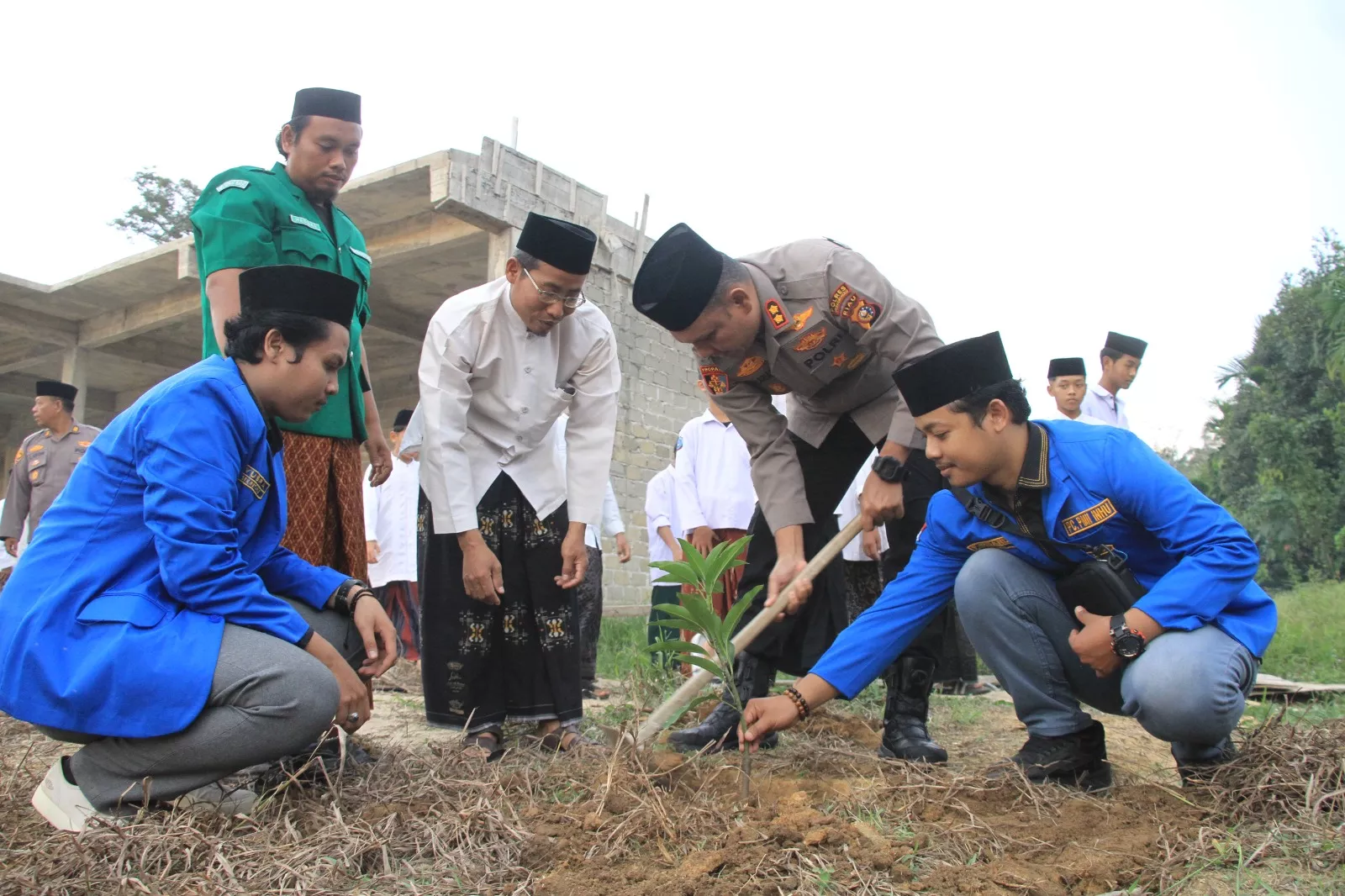 Kapolres Inhu Tanam Pohon Bareng 180 Santri, Gaungkan Gerakan Santri Hijau