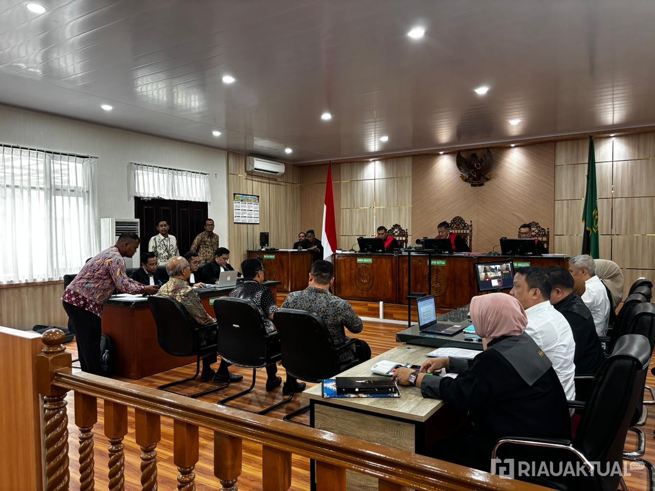 Sekdaprov Riau Syahrial Abdi Dihadirkan di Sidang Dugaan Korupsi Anggaran Proyek Dinas PUPR-PKPP
